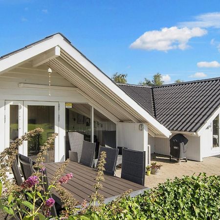 8 Person Holiday Home In Hejls エクステリア 写真