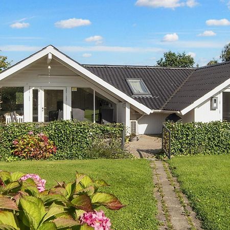 8 Person Holiday Home In Hejls エクステリア 写真